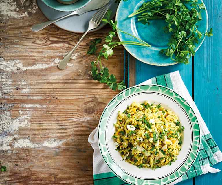Arroz com bacalhau, ovo e salsa