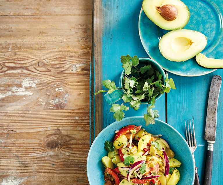 Salada de batata nova com molho de coentros e abacate Salada de batata nova com molho de coentros e abacate