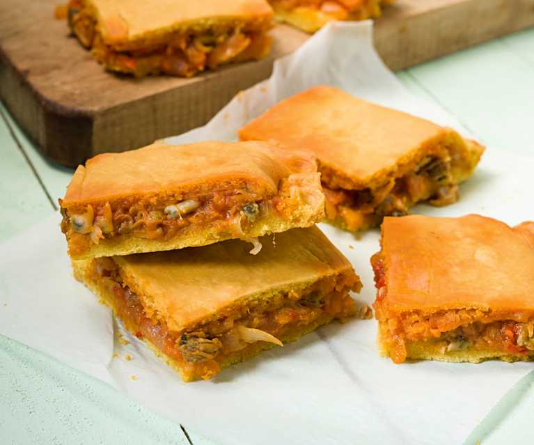 Empanada de maíz con berberechos Empanada de maíz con berberechos