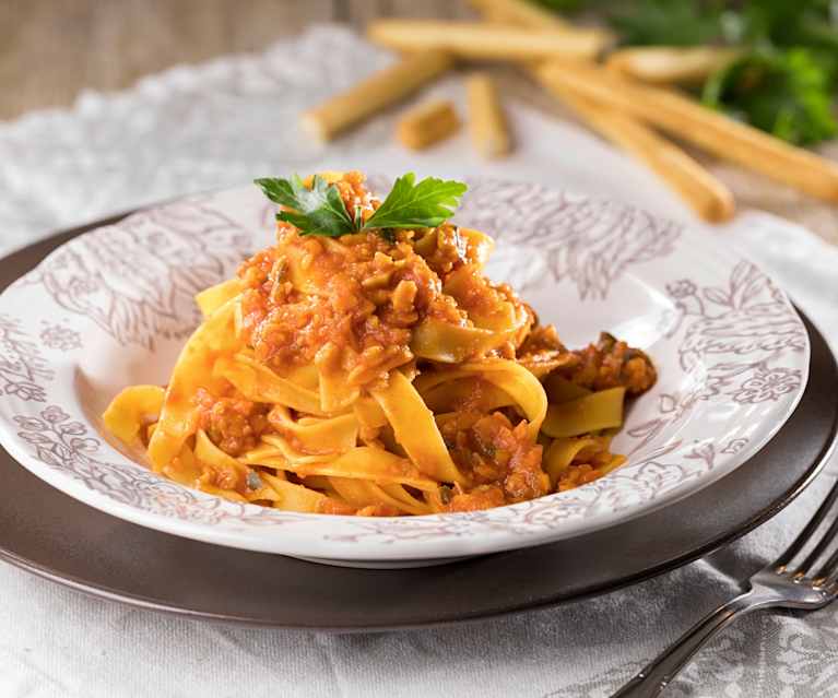 Tagliatelle al ragù di seitan e verdure Tagliatelle al ragù di seitan e verdure