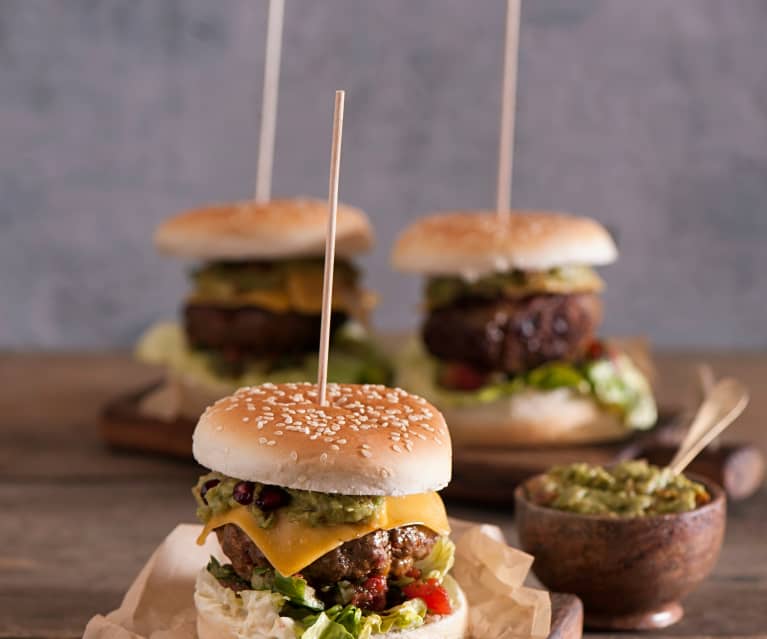 Burgery z chorizo, guacamole i granatem Burgery z chorizo, guacamole i granatem