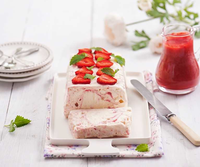 Semifreddo z truskawkami i bezami Semifreddo z truskawkami i bezami