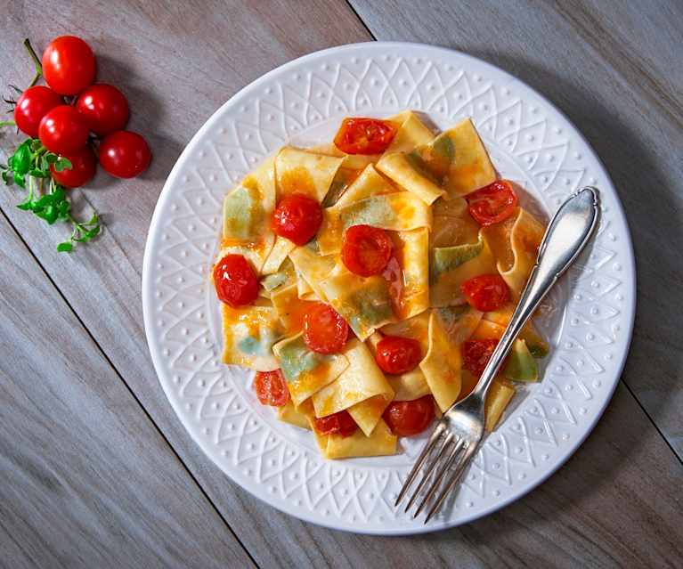 Pappardelle al basilico con sugo di pomodorini Pappardelle al basilico con sugo di pomodorini