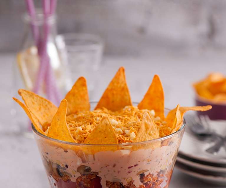 Sałatka w stylu meksykańskim z mięsem i nachos Sałatka w stylu meksykańskim z mięsem i nachos