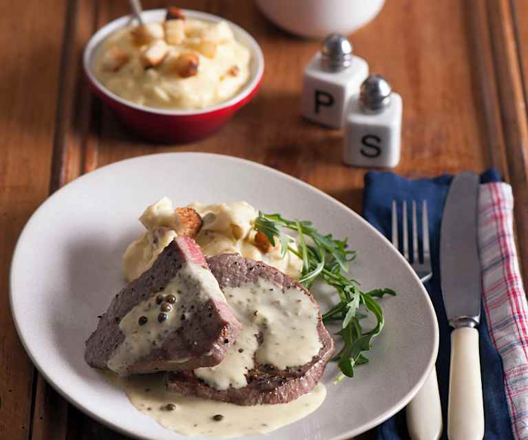Steki w sosie z zielonego pieprzu, purée ziemniaczane z grzankami Steki w sosie z zielonego pieprzu, purée ziemniaczane z grzankami