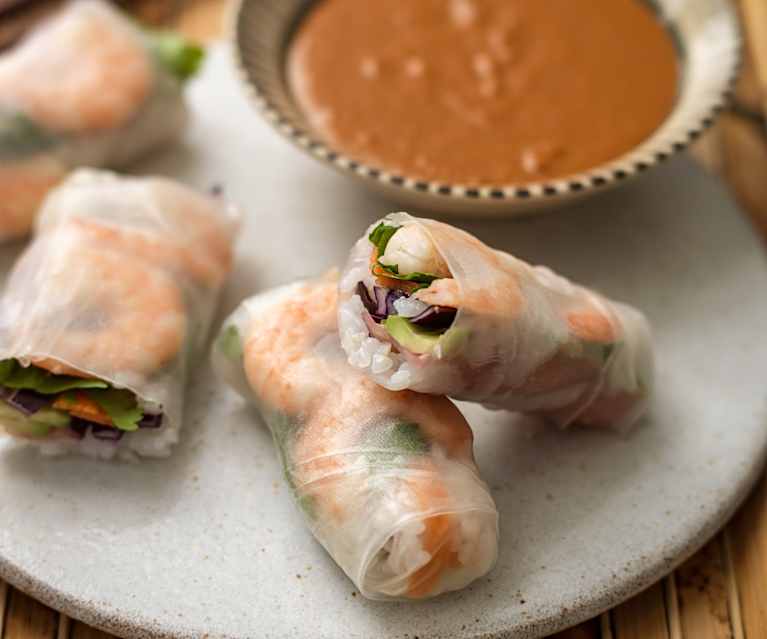 Letnie rollsy z sosem z orzeszków ziemnych Letnie rollsy z sosem z orzeszków ziemnych