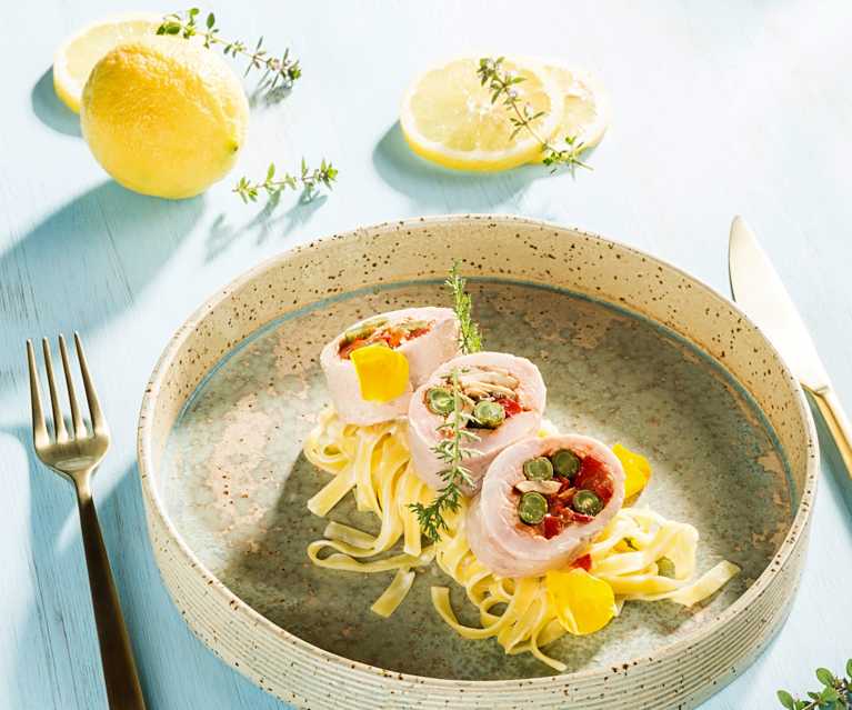 Sommerliche Putenrouladen auf Zitronentagliatelle Sommerliche Putenrouladen auf Zitronentagliatelle