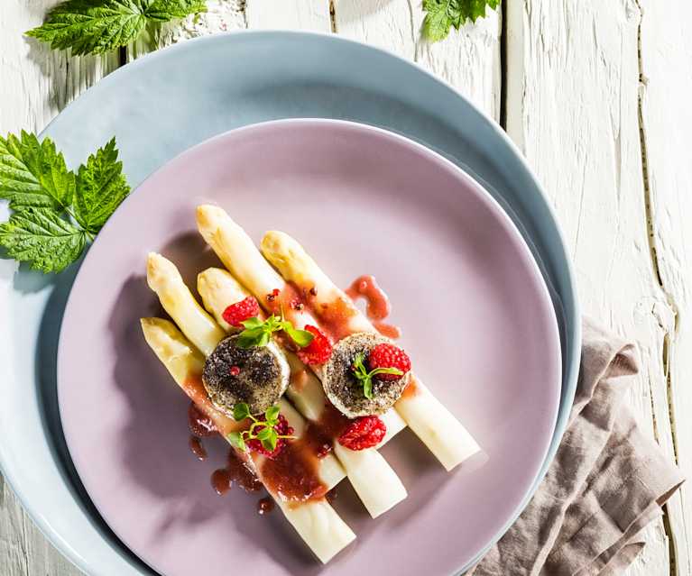 Spargel mit Himbeervinaigrette und Mohn-Ziegenkäse Spargel mit Himbeervinaigrette und Mohn-Ziegenkäse