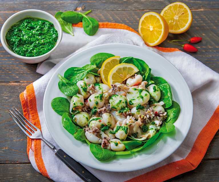 Insalata di seppioline con salsa di spinaci Insalata di seppioline con salsa di spinaci