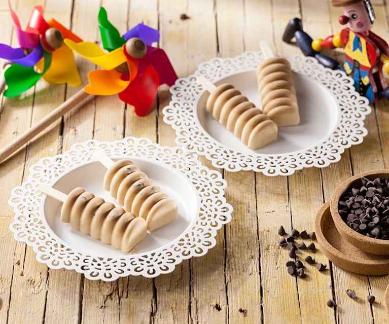 Ghiaccioli cremosi al caffè con gocce di cioccolato Ghiaccioli cremosi al caffè con gocce di cioccolato