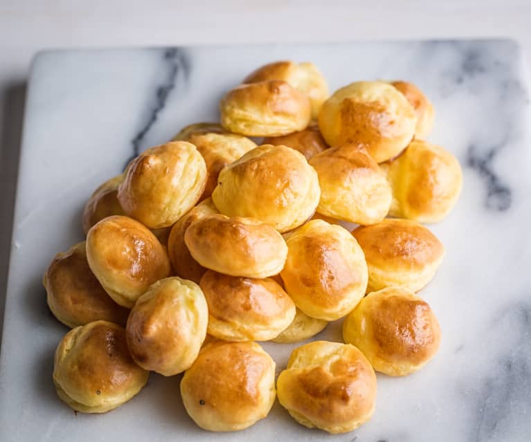 Preparación de papas reducidas a puré, al que se añade pasta choux, en forma de bolas y fritas en aceite muy caliente. Las pa