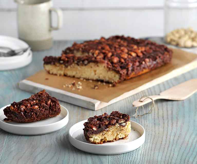 Bizcocho con cobertura de almendras y chocolate Bizcocho con cobertura de almendras y chocolate