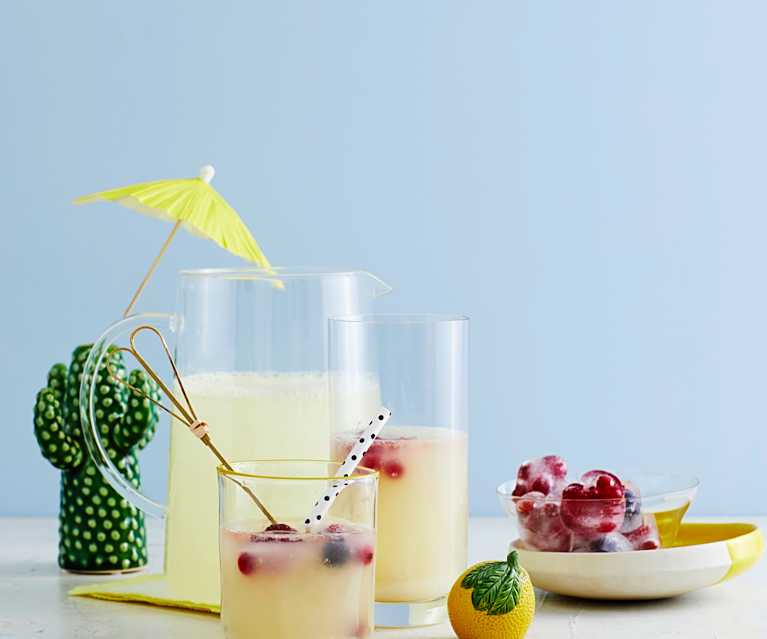 Limonade mit Frucht-Eiswürfeln Limonade mit Frucht-Eiswürfeln