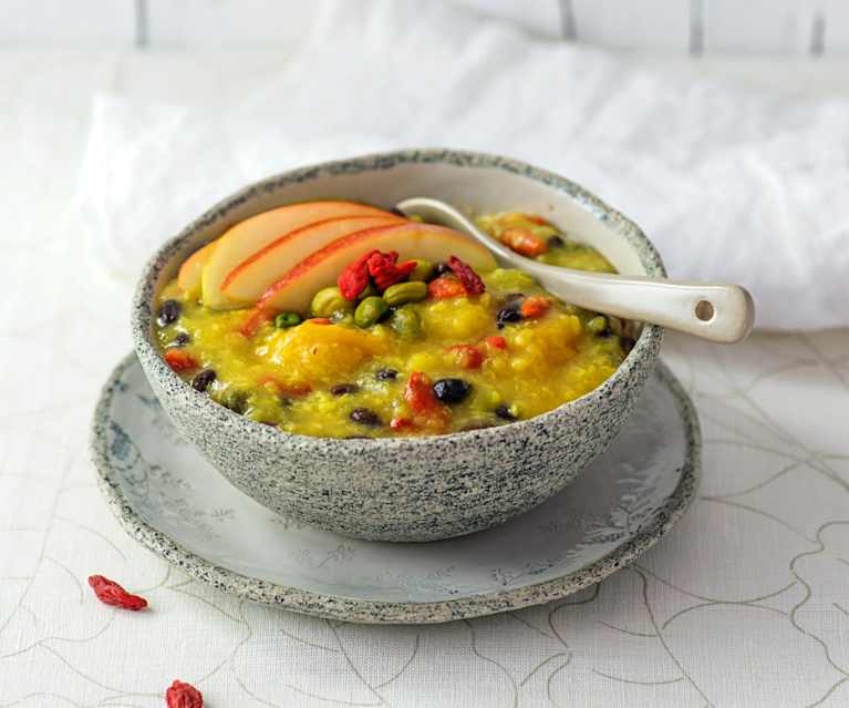 Apfel-Safran-Congee mit Gojibeeren Apfel-Safran-Congee mit Gojibeeren