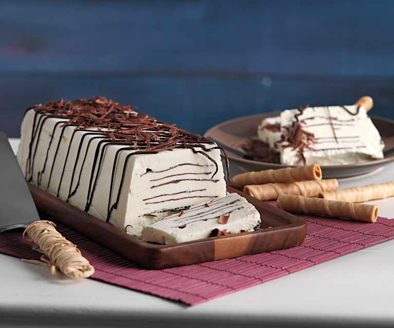 Helado de nata con láminas de chocolate Helado de nata con láminas de chocolate