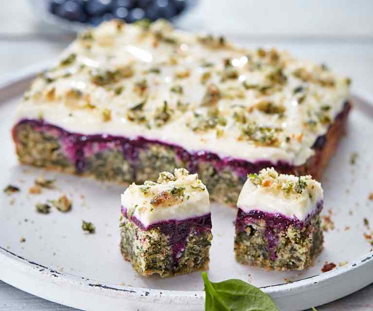 Spinat-Poke-Cake mit Frischkäseguss Spinat-Poke-Cake mit Frischkäseguss