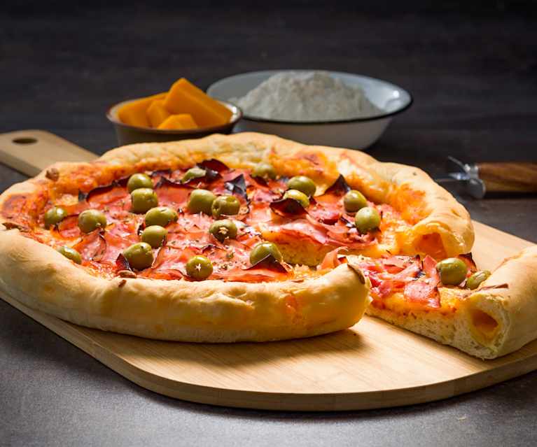 Pizza con borde relleno de queso Pizza con borde relleno de queso