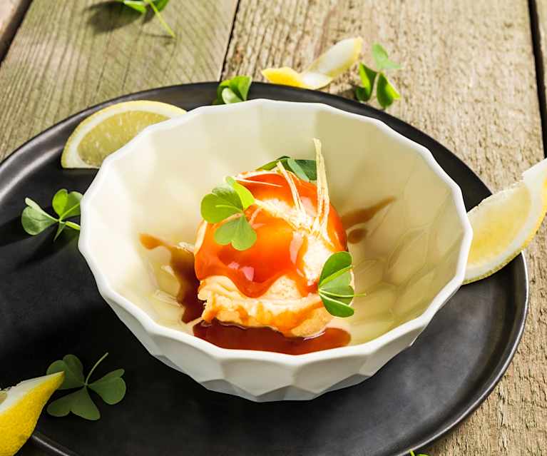 Buttermilch-Zitronen-Eis mit Hagebuttensauce Buttermilch-Zitronen-Eis mit Hagebuttensauce