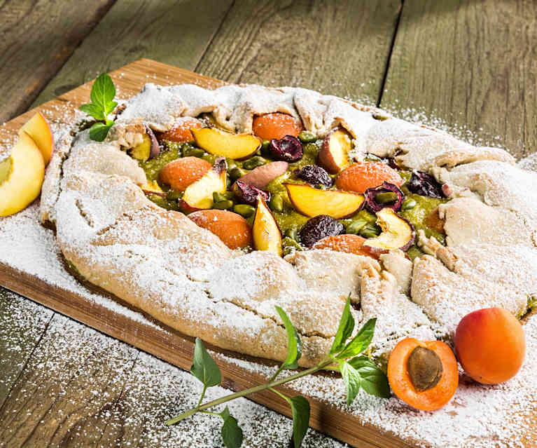 Mürbteiggalette mit Steinobst und Pistaziencreme Mürbteiggalette mit Steinobst und Pistaziencreme