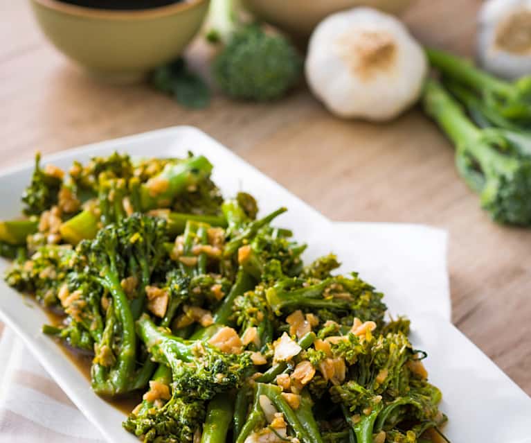 Broccolini crujiente con salsa de ajos Broccolini crujiente con salsa de ajos