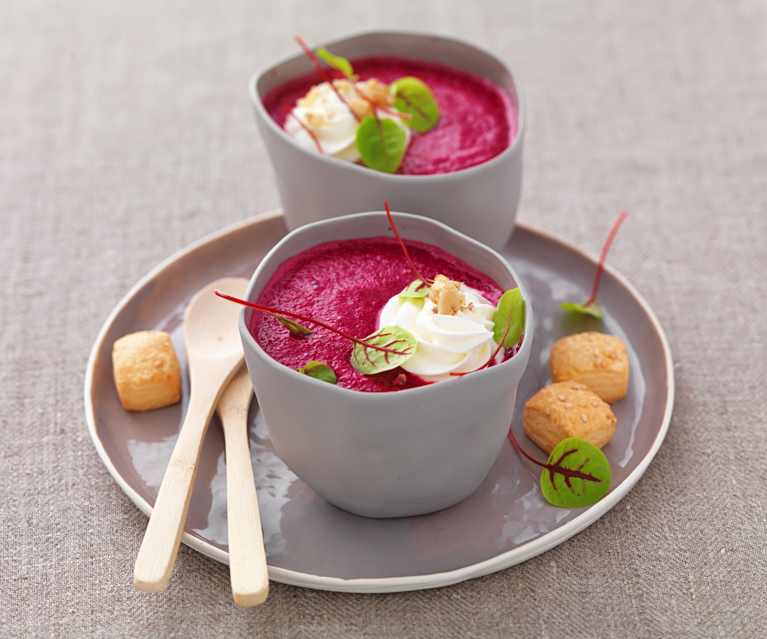 Gaspacho de betterave, mousse de chèvre et noix Gaspacho de betterave, mousse de chèvre et noix