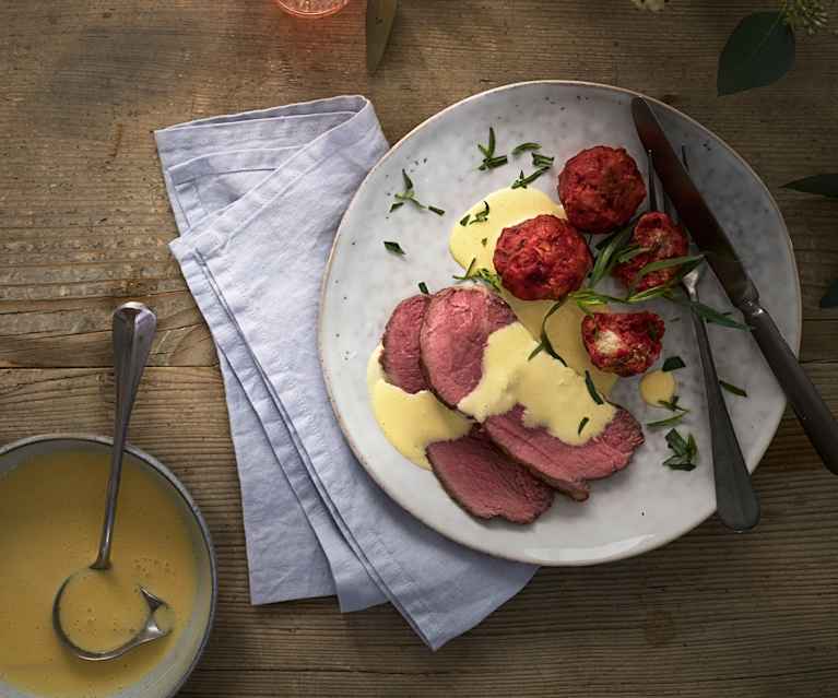 Roastbeef mit Randen-Knödel und Ingwer-Hollandaise Roastbeef mit Randen-Knödel und Ingwer-Hollandaise
