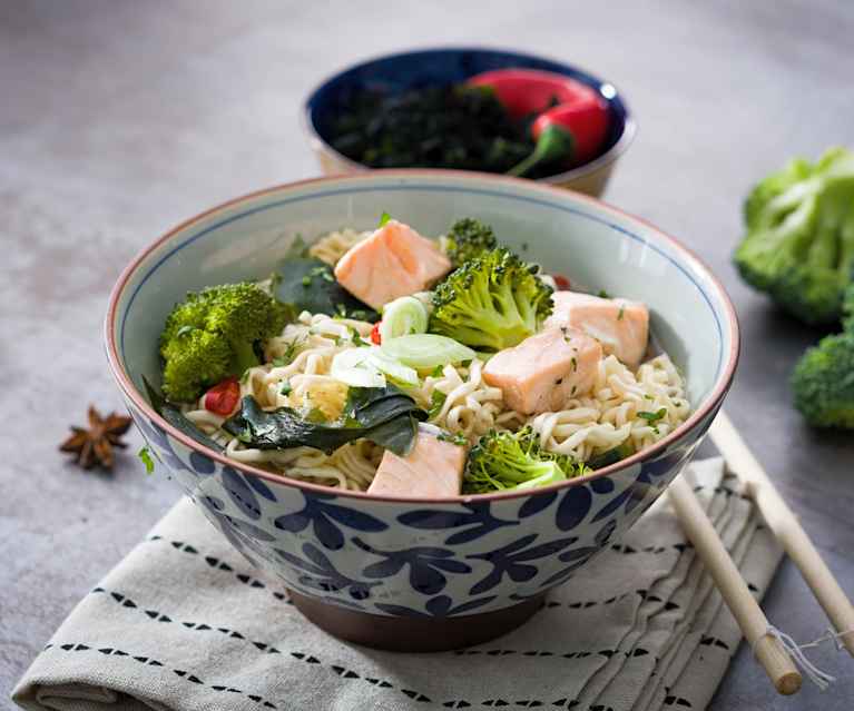 Ramen con salmón y brócoli - Japón Ramen con salmón y brócoli - Japón