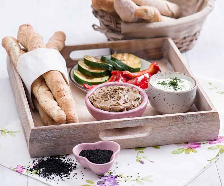 Paluchy drożdżowe z czarnuszką i sezamem Paluchy drożdżowe z czarnuszką i sezamem