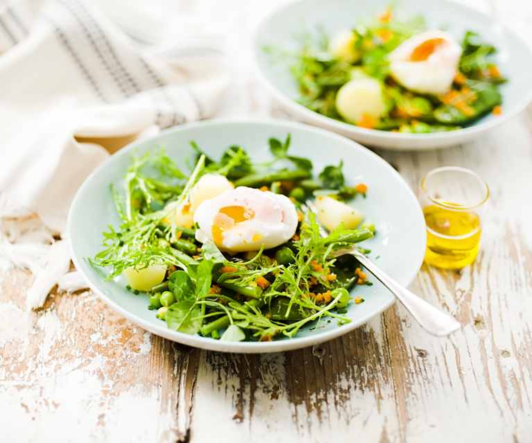 Salade croquante de légumes nouveaux et œuf poché Salade croquante de légumes nouveaux et œuf poché