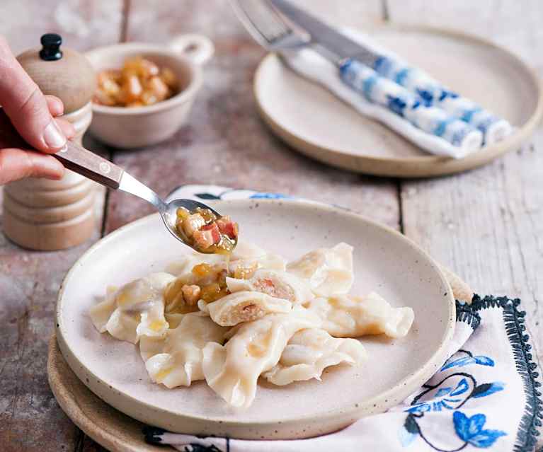 Pierogi z farszem z surowych ziemniaków i boczku Pierogi z farszem z surowych ziemniaków i boczku