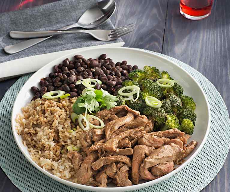 Solomillo de cerdo con arroz, judías y brócoli Solomillo de cerdo con arroz, judías y brócoli