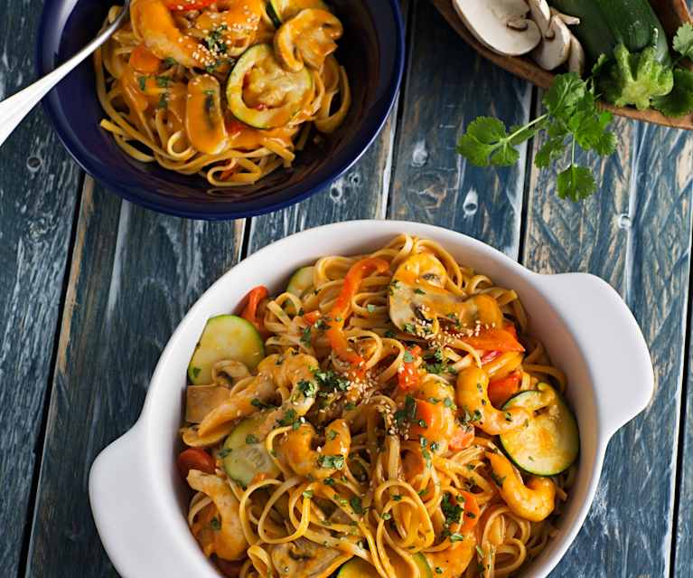 Tallarines con verduras y langostinos al curry Tallarines con verduras y langostinos al curry