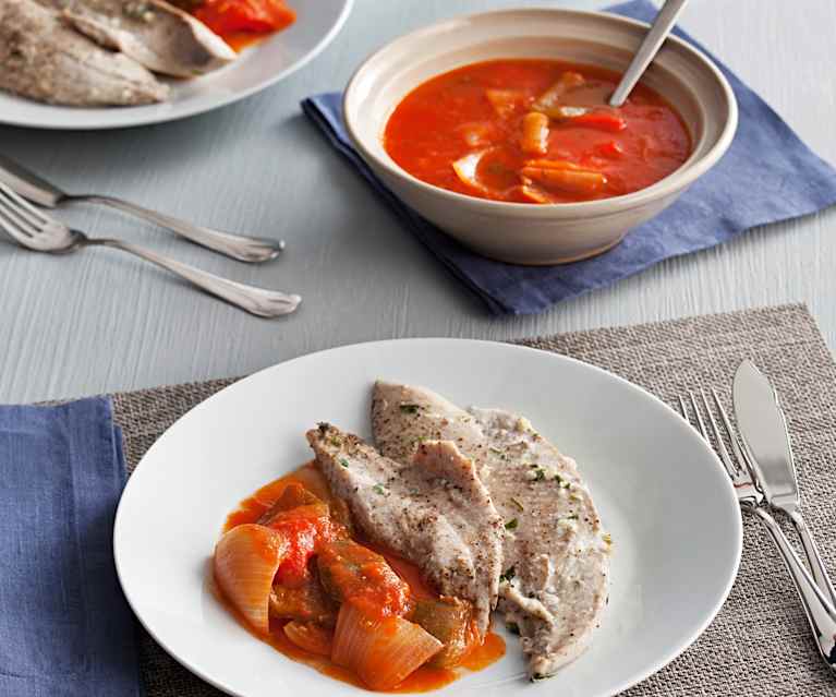 Palometa con salsa de tomate y pimientos Palometa con salsa de tomate y pimientos