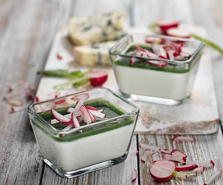 Sýrová panna cotta s přelivem z ředkvičkových listů Sýrová panna cotta s přelivem z ředkvičkových listů