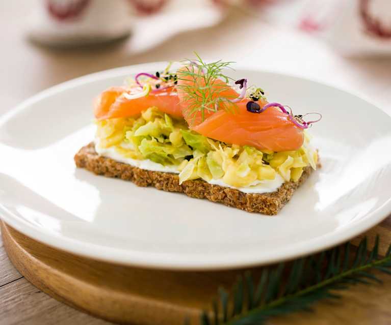 Ensalada nórdica de repollo y manzana con salmón ahumado Ensalada nórdica de repollo y manzana con salmón ahumado