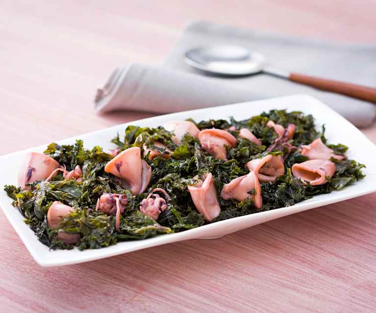 Salteado de chipirones con kale Salteado de chipirones con kale