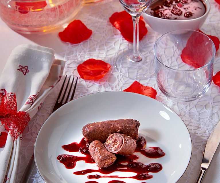Involtini di manzo con salsa ai frutti rossi (per 2 persone) Involtini di manzo con salsa ai frutti rossi (per 2 persone)