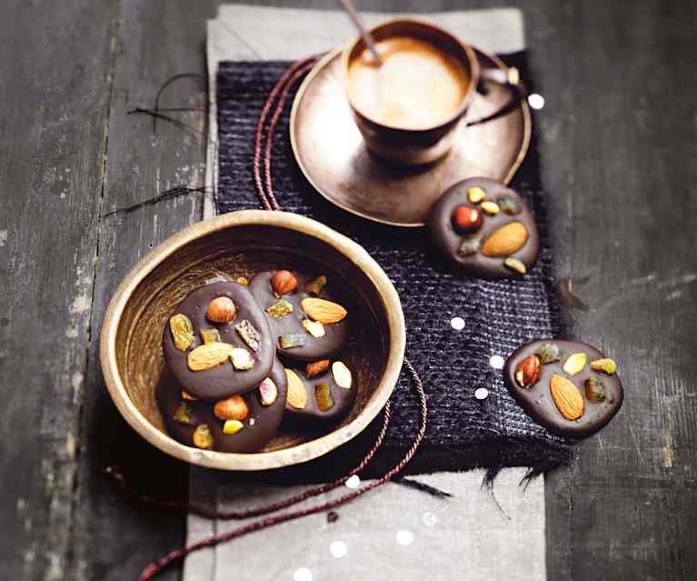 Mendiants au chocolat noir et fruits secs Mendiants au chocolat noir et fruits secs