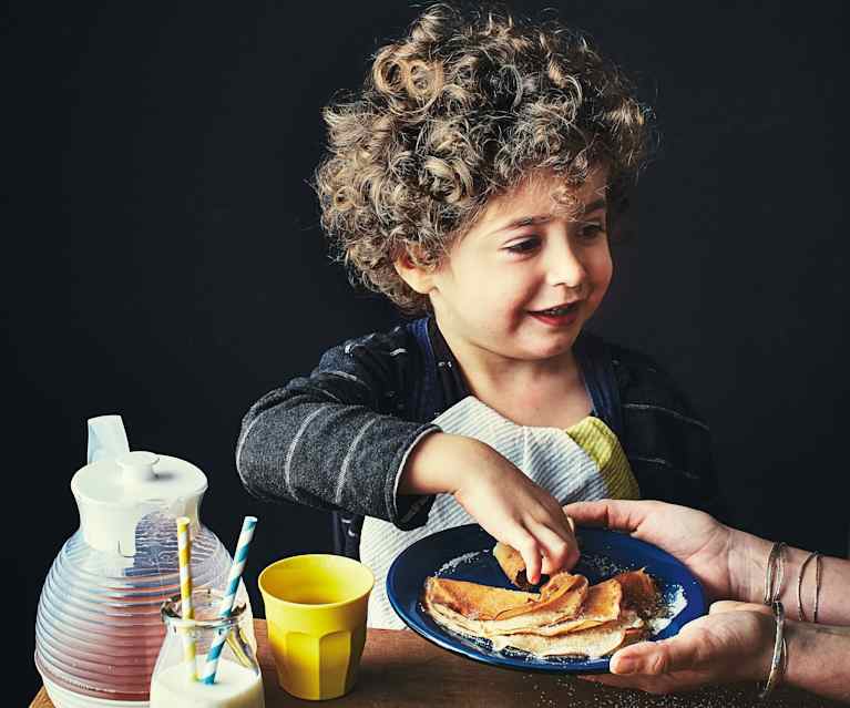Petites crêpes et jus à l'orange Petites crêpes et jus à l'orange