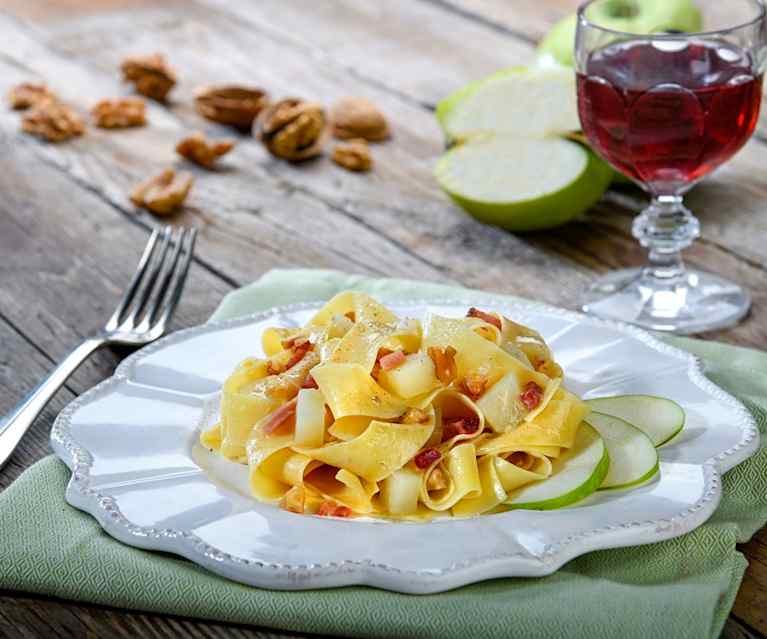 Tagliatelle mele e speck Tagliatelle mele e speck