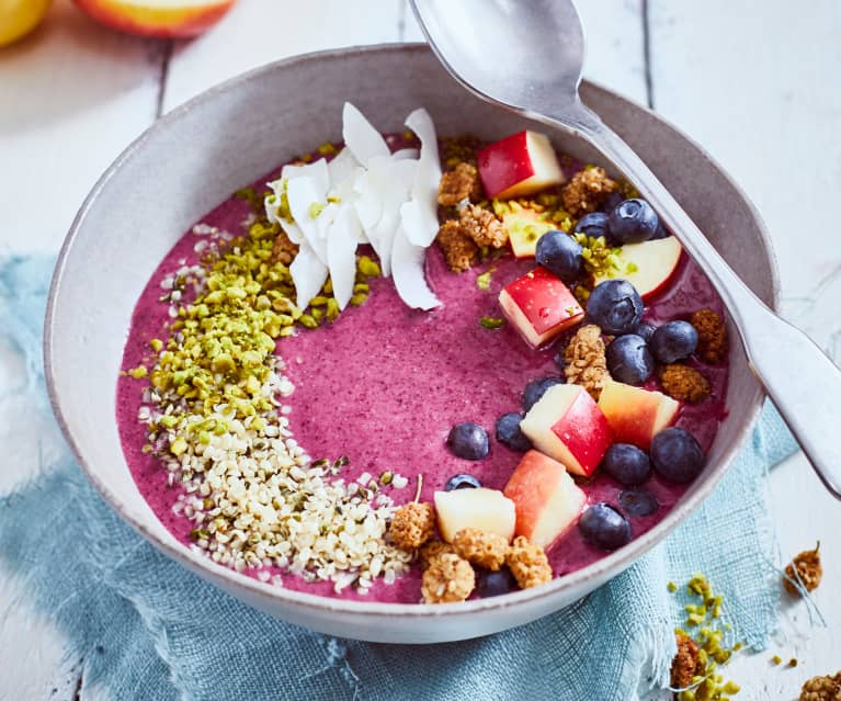 Smoothie bowl aux baies et aux mûres