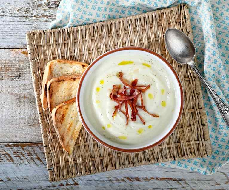 Vellutata di asparagi bianchi e prosciutto crudo (senza glutine) Vellutata di asparagi bianchi e prosciutto crudo (senza glutine)