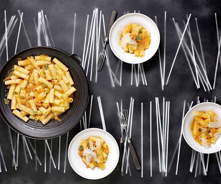 Tortiglioni-Salat mit gelbem Tomaten-Sugo Tortiglioni-Salat mit gelbem Tomaten-Sugo