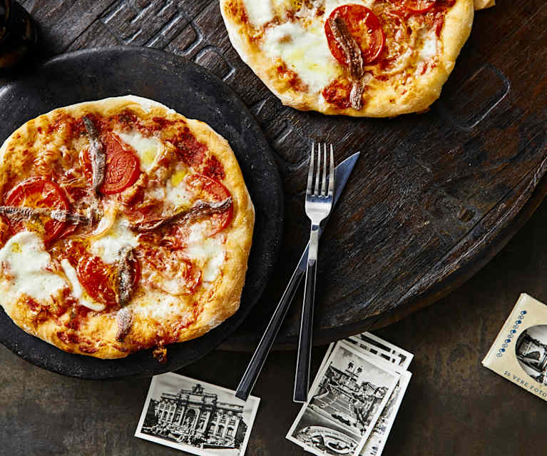 Pizza mit Pancetta, Tomaten und Büffel-Mozzarella Pizza mit Pancetta, Tomaten und Büffel-Mozzarella