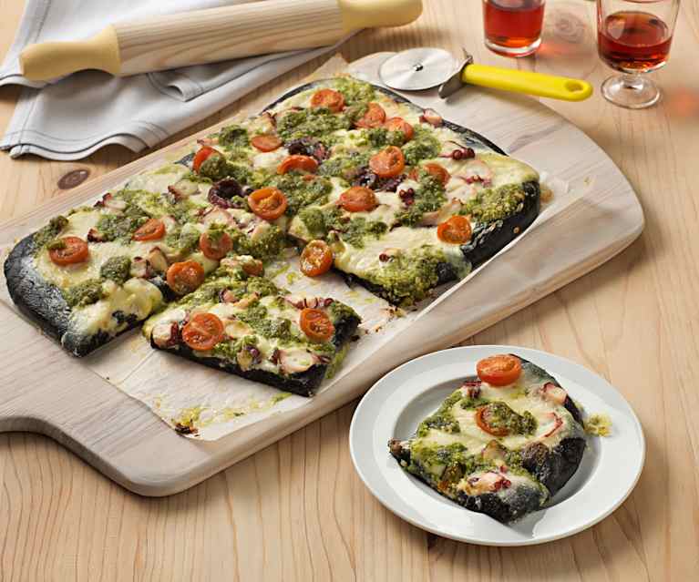 Pizza nero di sepia con pulpo y pesto de almendra Pizza nero di sepia con pulpo y pesto de almendra