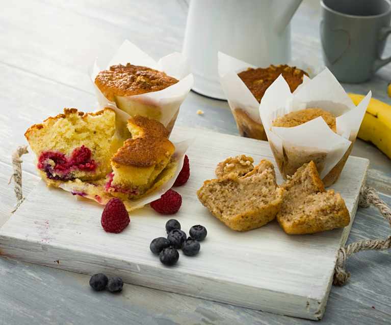 Muffins de frutos rojos y muffins de plátano y nuez Muffins de frutos rojos y muffins de plátano y nuez