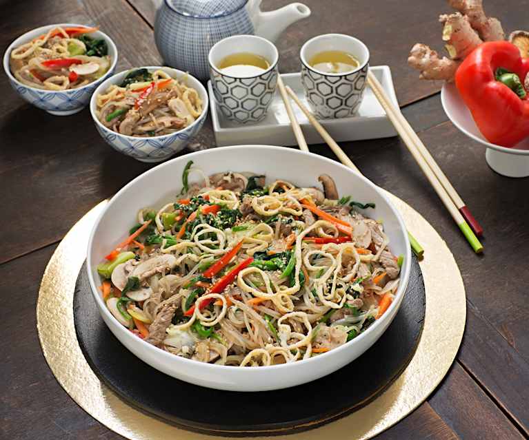 Fideos de cristal con verduras y carne (Japchae) - Corea Fideos de cristal con verduras y carne (Japchae) - Corea