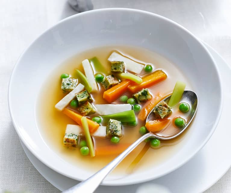 Essenz von Frühlingsgemüsen mit Kräutercubes Essenz von Frühlingsgemüsen mit Kräutercubes