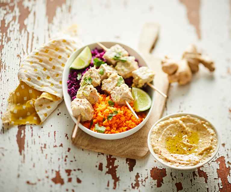 Mini-brochettes de thon parfumé, crudités et houmous Mini-brochettes de thon parfumé, crudités et houmous