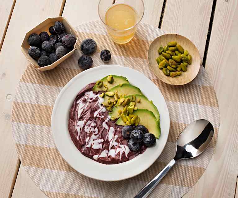 Smoothie bowl de aguacate con arándanos Smoothie bowl de aguacate con arándanos